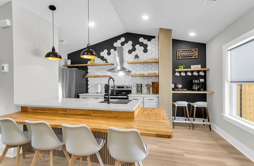 Hanahan Cottage | New Modern Haven Cottage near Downtown & Beaches. Quiet, Cozy and Pet Friendly