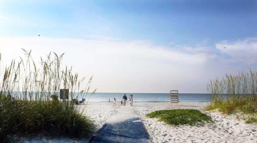 North Forest Beach House | New Private Luxury Home 7 BR 6 BA 2 HB pool-WATERFALL / spa 4 min walk to beach.