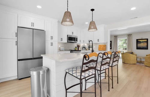 Beaufort House | NEW! The White House, w/2 King Ensuites close to Parris Island and Downtown