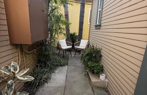 Venice House | Newly renovated, Stylish Studio Beach Bungalow a couple of blocks from the beach