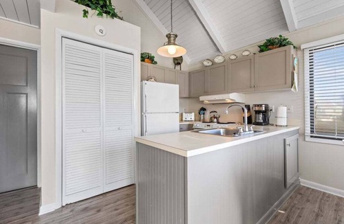 Sealoft Villas Cottage | Nicely Decorated! Great Location! Amenity access included! Neighborhood Pool! No pets