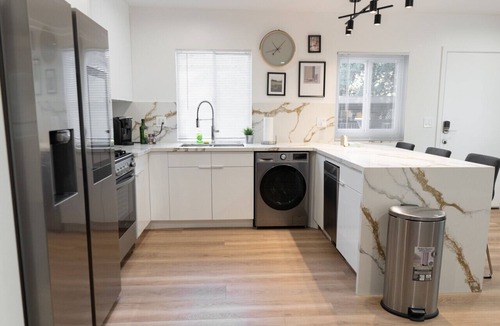 Toluca Lake Apartment | NOHO URBAN RETREAT: NEWLY REMODELED 1-BEDROOM APT w/PARKING & EV CHARGER p71