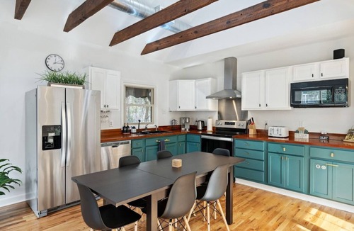 Westside House | Oak House Charleston 2BR in downtown. Enjoy peacefulness, history & comfort.