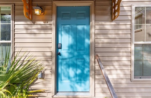 Westside House | Oak House Charleston 2BR in downtown. Enjoy peacefulness, history & comfort.