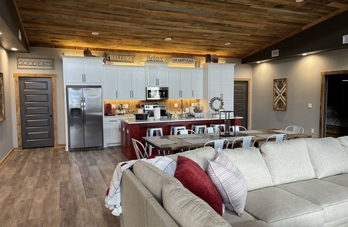 Glenwood Cabin | ON THE ROCKS is the place to be! A new spacious cabin & fully stocked!