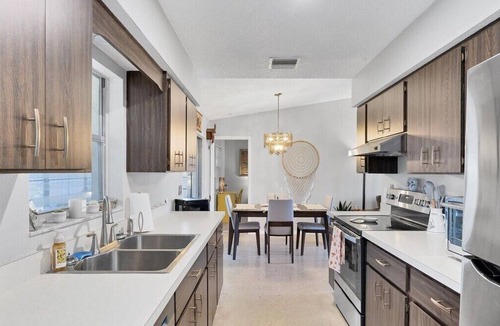 Venice Gardens House | Our Happy Place - super comfortable S Venice home close to beaches, shopping
