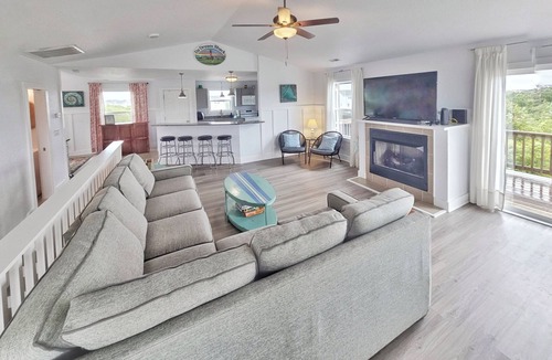 Monteray Shores House | OWNERS WEEKS OPEN⭐NEW HOT TUB⭐️Heated Pool, Linens, Wifi, Tennis Courts, Dogs