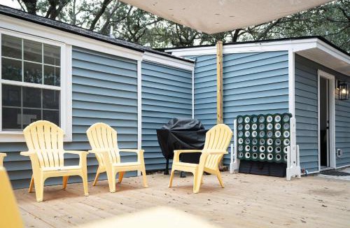 North Charleston House | Palmetto Porch - Family Home Near Park Circle