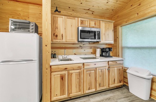 Jones Mills Cabin | Pam's Treehouse Cabin #3 - Cozy treehouse cabin right on a creek!