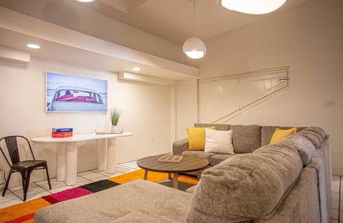 Natchez Apartment | Paradise Loft | 3/2.5, King Beds, Heart of Downtown, Full Kitchen/Wet Bar, Streaming TV