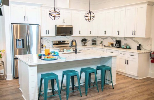 North Charleston House | Park Circle Game House w/Hot-Tub & 3 Kings