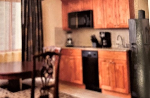 Faubourg Livaudais Resort | Perfect for Mardi Gras Charming 1-bedroom suite on St Charles in Garden District