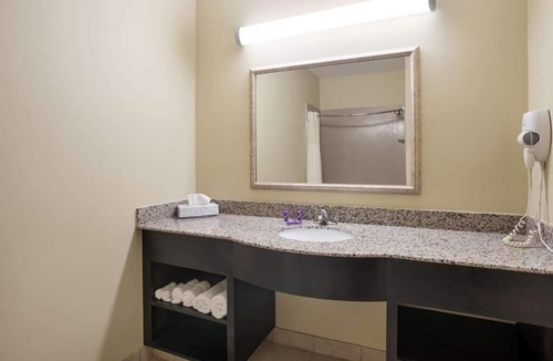 Saint Landry Hotel | Perfect Vacation Choice in Bunkie! With Outdoor Pool, Free Breakfast!