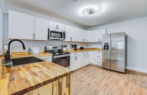 Midtown House | Pet-Friendly 3 Bedroom Charm with FAST Wifi and Garage. 10 Minutes from Downtown