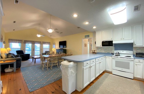 Edisto Island House | Petty House | Partial Ocean Views | Walk to Beach & Town | Sleeps 8