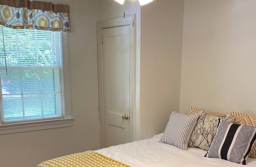 Summerville Historic District House | Pine Hallow House - walking distance to Hutchinson Square