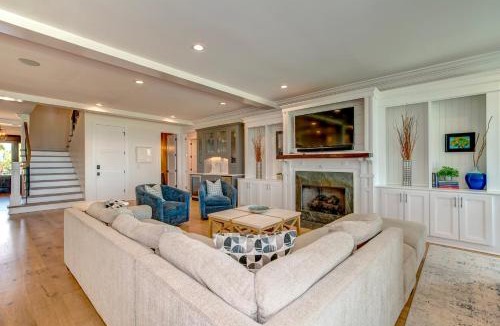 Isle of Palms House | Port of Call on Isle of Palms OCEAN FRONT, Pool, boardwalk, putting green