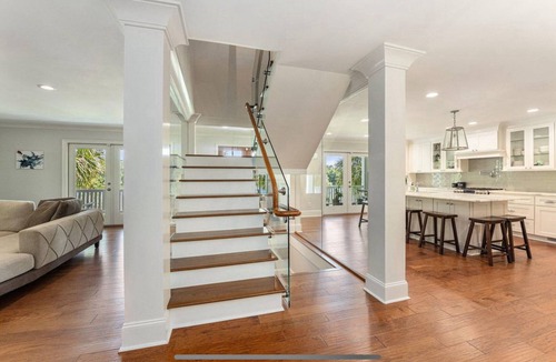 Hollywood House | Private 4-Bedroom Lakeside Estate Sleeps 10 with Pool, Fire-pit, Wi-Fi, AC