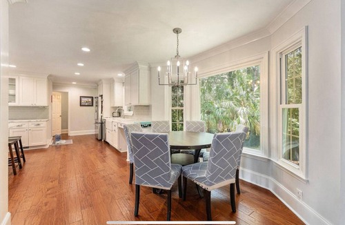 Hollywood House | Private 4-Bedroom Lakeside Estate Sleeps 10 with Pool, Fire-pit, Wi-Fi, AC