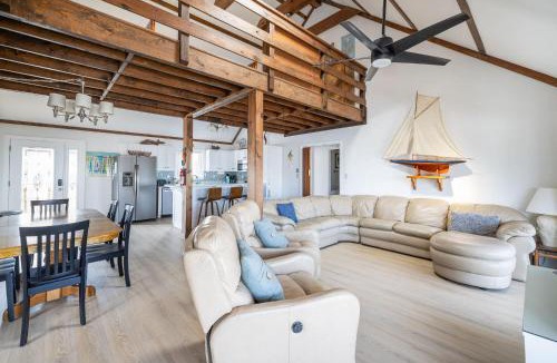 Sea Retreat House | Private and Quiet Family Retreat - Steps to the Beach