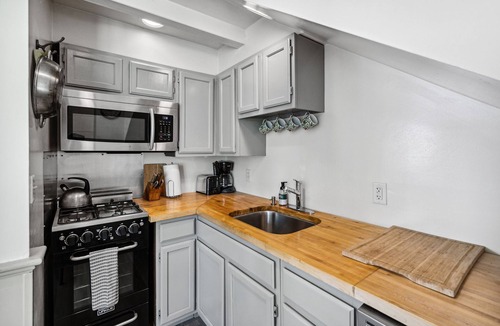 Ansonborough Cottage | Private Garden Cottage in Historic Downtown Charleston