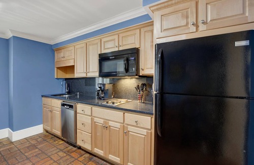 Historic Downtown Savannah House | Private Parking, Walk Everywhere, Heated Pool Access