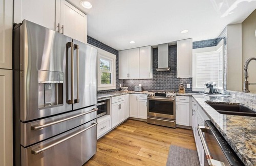 South Beach House | Pup Friendly Home, Across from Salty Dog & South Beach Marina