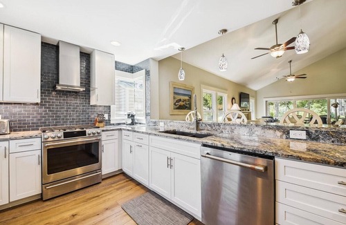 South Beach House | Pup Friendly Home, Across from Salty Dog & South Beach Marina