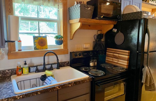 Springdale Cabin | Quaint cabin in foothills of the Ozarks - quick access to Fayetteville and NWA!