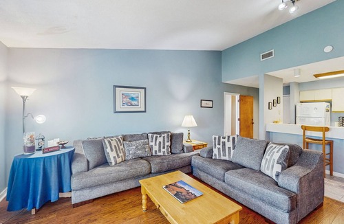 Isle of Palms Villa | Quaint top floor lagoon view condo w/community pool access - walk to the beach