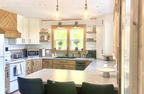 Harrison House | Quiet and secluded modern farmhouse 15 miles from the Buffalo River.