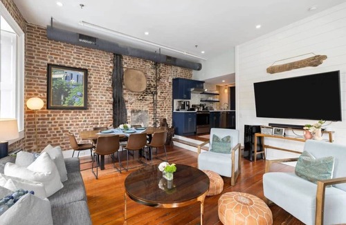 French Quarter House | Rare French Quarter Escape, Sleeps 16 w. Parking!
