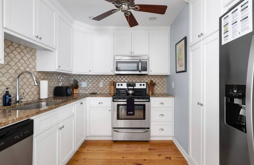 West Beach Cottage | Relaxing Coastal Stay with Shared Pool | La Mer