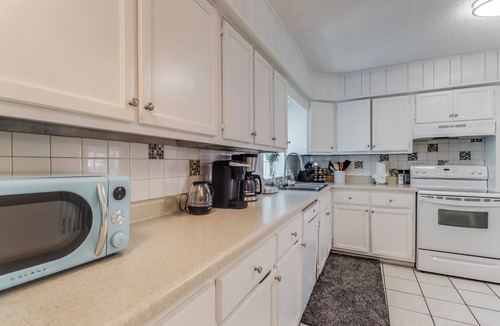 Long Beach House | RELAXING & QUIET! Walk to Beach, Large Patio, Big Fenced Yard, Pet Friendly
