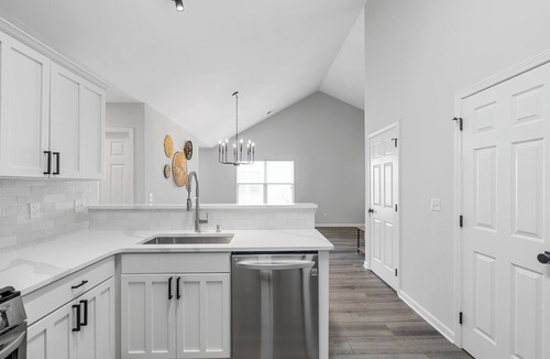 Goose Creek House | Renovated Gem/King Suite/20 Min to Charleston!