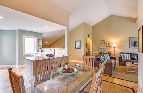 Isle of Palms Villa | Renovated townhome next to golf course w/community pool access- close to beach
