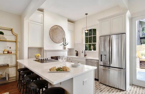 Savannah Victorian District House | Renovated Victorian District Home Hot Tub