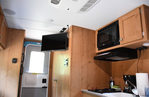 Chatham House | Retro Camper. A cozy stay in the country near Caney and Chatham Lakes