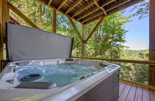 Raccoon Ridge Cabin | Riverbend Treehouse-Mountain/River Views, Hot Tub, Arcade, Outdoor Movie Screen