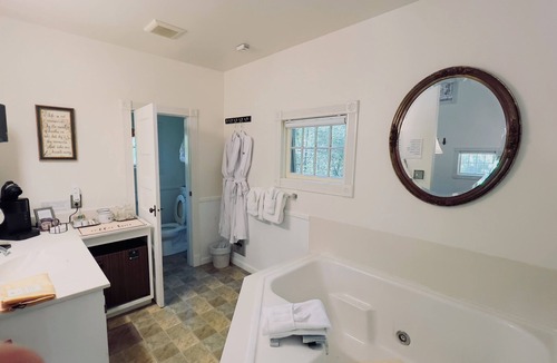 Eureka Springs Historic District Cottage | Rock Cottage Gardens B&B - Cottage #5 Norma Bolt Cottage