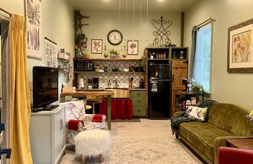 Hollywood House | Romantic Barn I Chickens, Porch, Near City, Dog Friendly