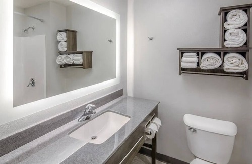 Rogers Hotel | Room w/Kitchen, Pet-Friendly – 5 Mins to Coler Mountain Bike Preserve