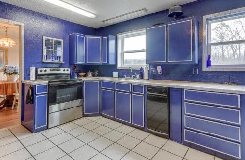 Berryville House | Rural Group Getaway w/Creek Access in Berryville!
