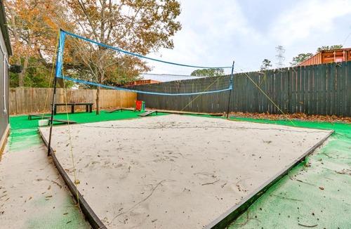 Port Wentworth House | Sand Volleyball Court, Pool, Hot Tub! Fun Retreat