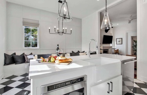Savannah Victorian District House | Savannah 5BR Retreat | Hot Tub | Near Forsyth