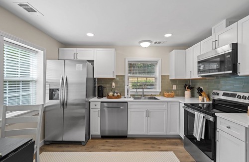 Savannah Cottage | Savannah Cottage - New Renovation - 15 min to Downtown - Creek Access