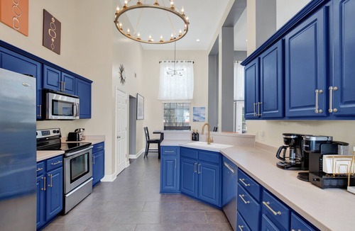 Pooler House | Savannah Family Hub: Game RM, Screened Porch & Work From Home, 15 mins Downtown