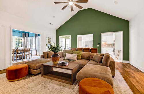 Savannah House | Savannah Luxury: Pool, Pickleball, Golf Simulator, Mini Golf, Karaoke and Game Room