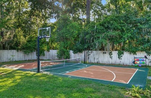 Savannah House | Savannah Luxury: Pool, Pickleball, Golf Simulator, Mini Golf, Karaoke and Game Room
