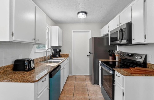Whitemarsh Island House | Savannah Oasis | Hot Tub + Pickleball + Putt Putt